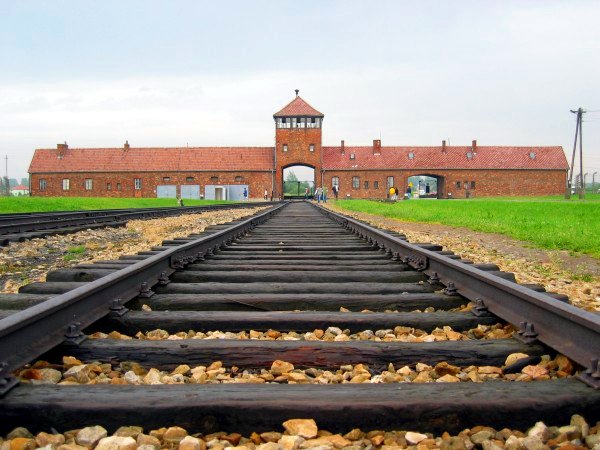 Îndemn la respect pentru turiștii care vizitează Muzeul Auschwitz