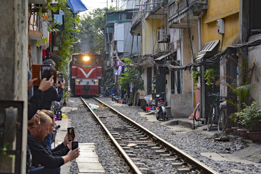 Cafenelele de pe strada trenului din Hanoi închise pentru turiști