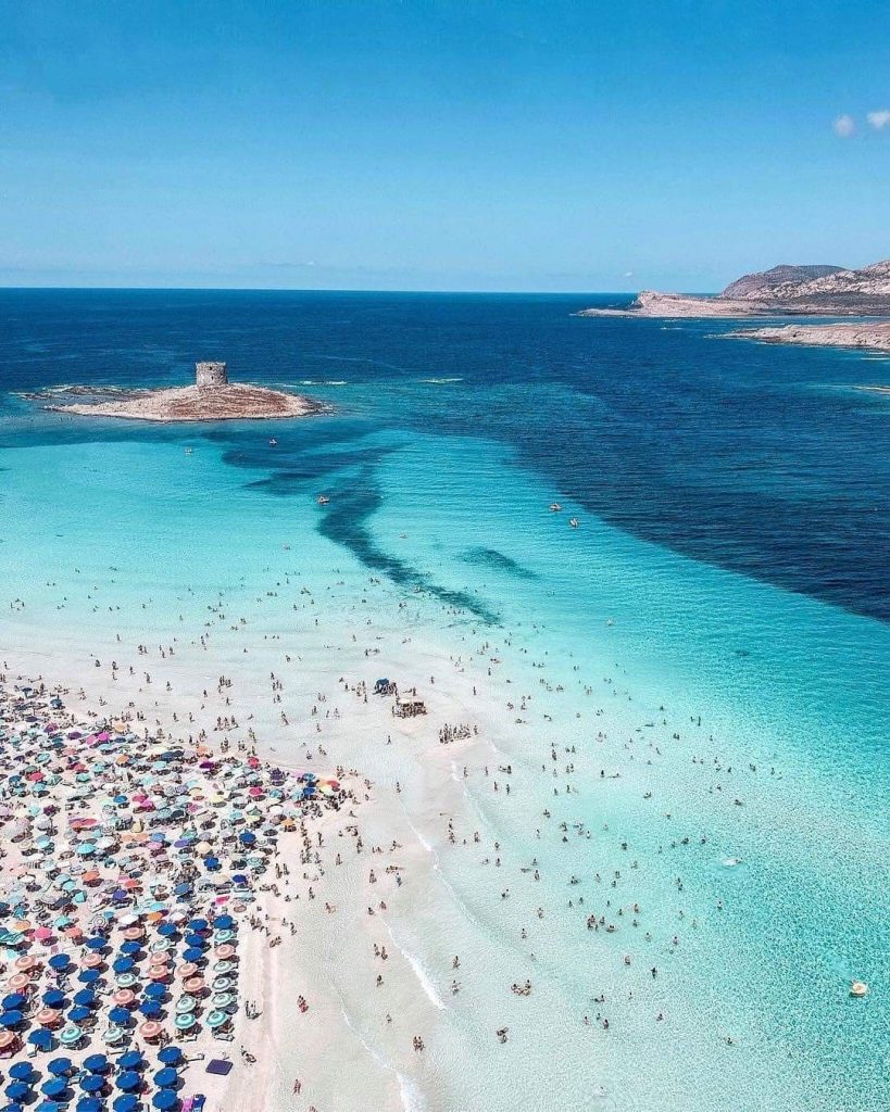 Taxa de acces pe plajele din Sardinia peisaj cu apa de cristal