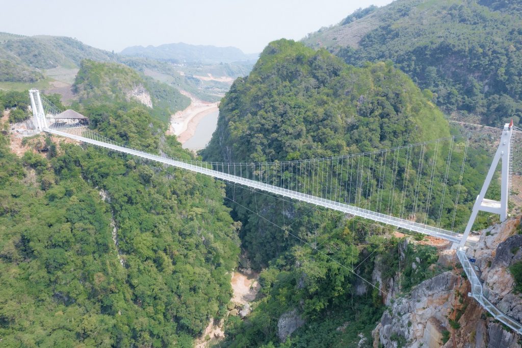 VIETNAM - A fost inaugurat noul cel mai lung pod din sticlă din lume