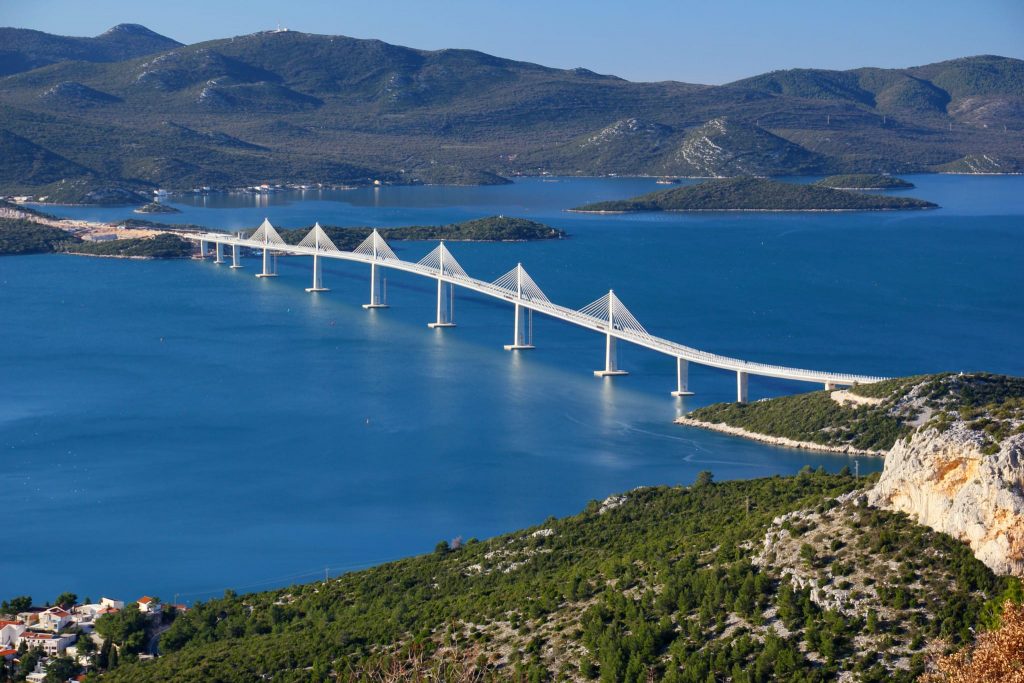 A fost inaugurat podul care uneşte Croaţia